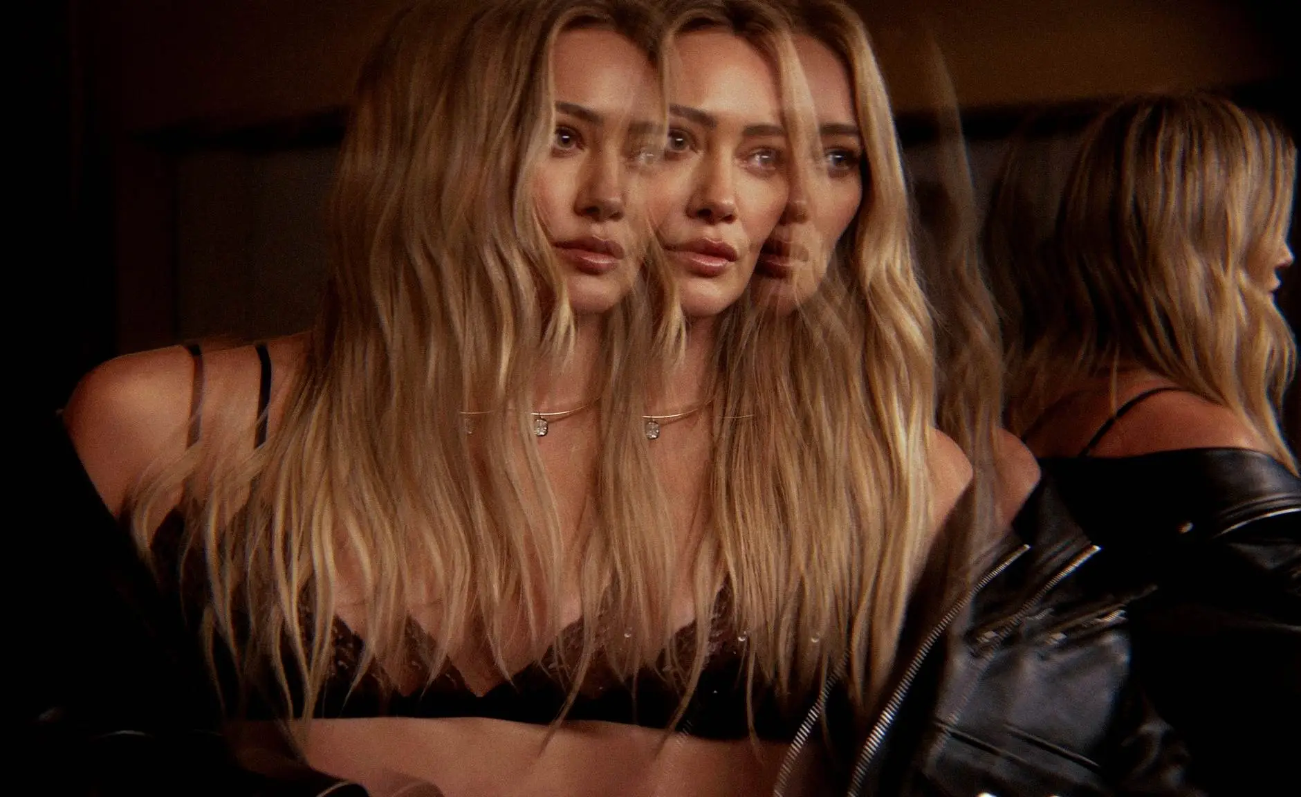 Hilary Duff recostada