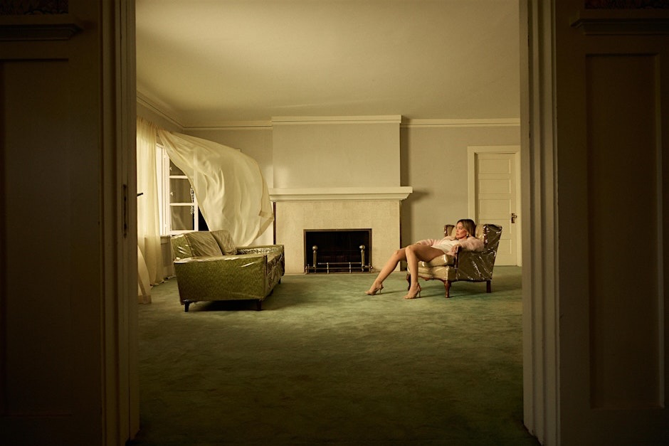 Hilary Duff recostada